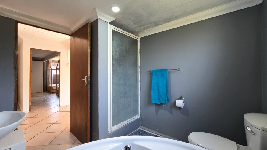 6 Bedroom Property for Sale in Cove Rock Eastern Cape